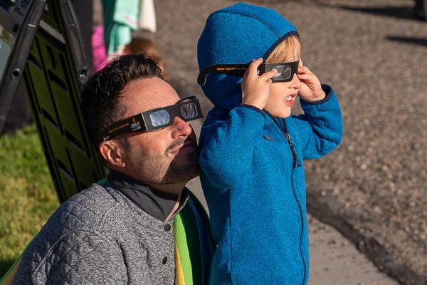 Annular Eclipse viewers at the 雪的大学 Richfield campus