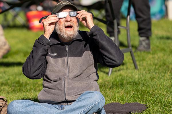 Annular Eclipse viewers at the 雪的大学 Richfield campus